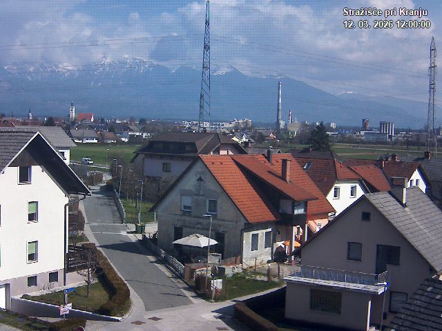 Pogled s postaje proti Krvavcu ob 12:00
