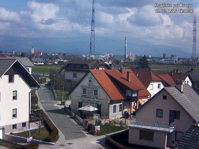 Pogled s postaje proti Krvavcu ob 12:00