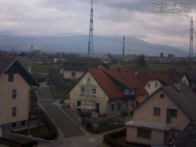 Pogled s postaje proti Krvavcu ob 12:00
