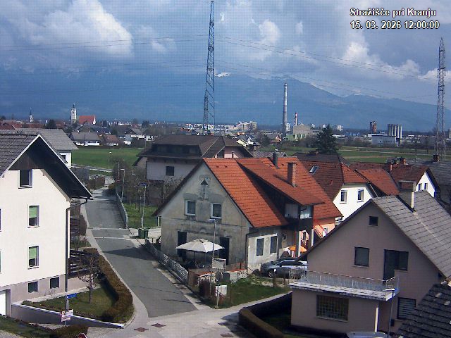 Pogled s postaje proti Krvavcu ob 12:00