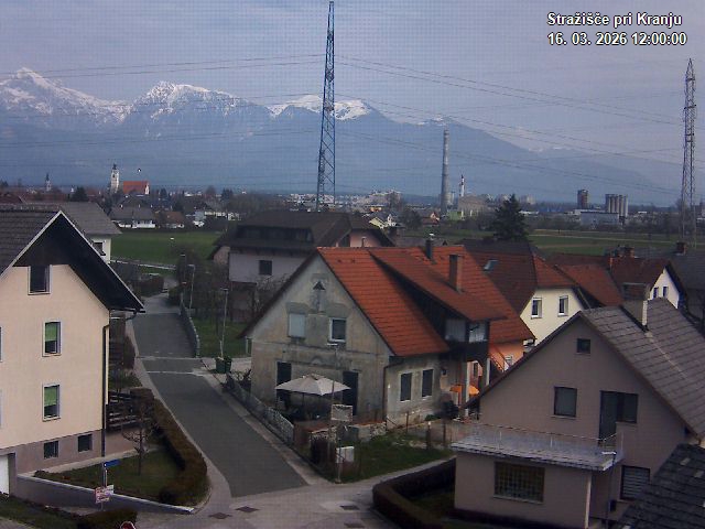 Pogled s postaje proti Krvavcu ob 12:00
