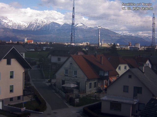 Pogled s postaje proti Krvavcu ob 12:00