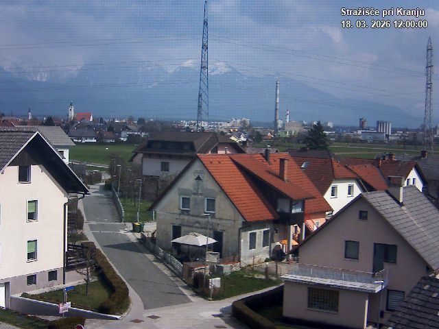 Pogled s postaje proti Krvavcu ob 12:00