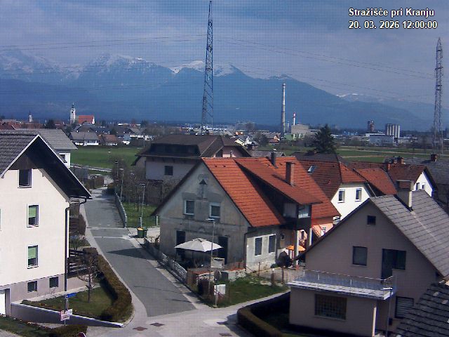 Pogled s postaje proti Krvavcu ob 12:00