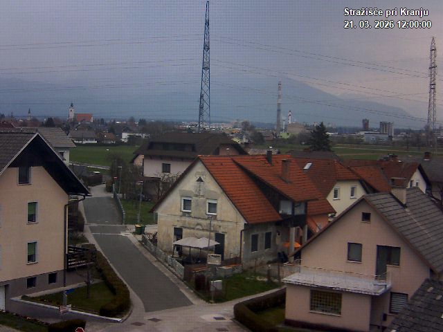 Pogled s postaje proti Krvavcu ob 12:00
