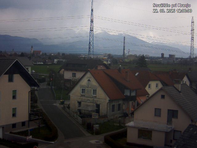Pogled s postaje proti Krvavcu ob 12:00
