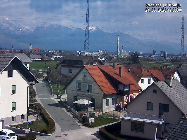 Pogled s postaje proti Krvavcu ob 12:00