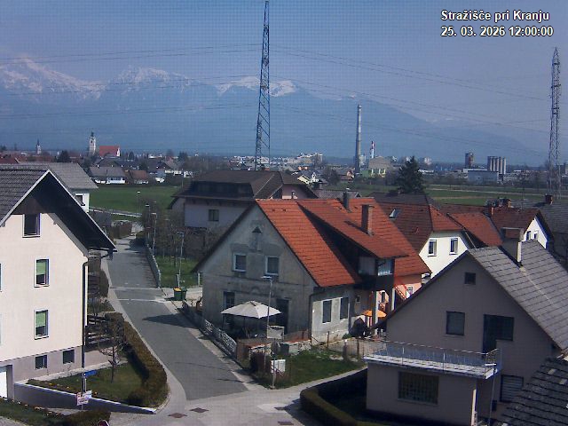 Pogled s postaje proti Krvavcu ob 12:00