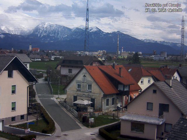 Pogled s postaje proti Krvavcu ob 12:00