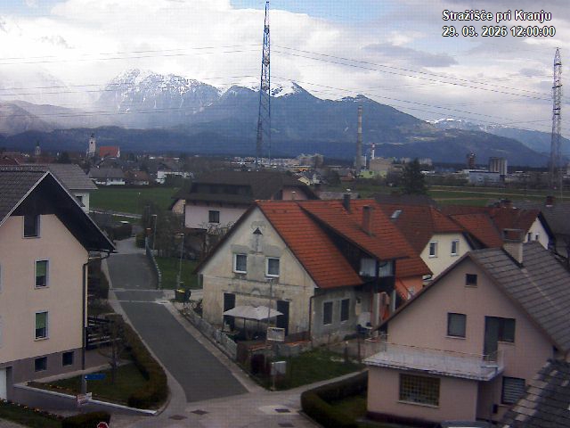 Pogled s postaje proti Krvavcu ob 12:00