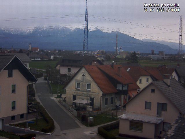 Pogled s postaje proti Krvavcu ob 12:00