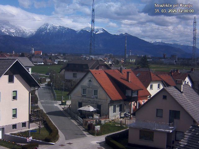 Pogled s postaje proti Krvavcu ob 12:00