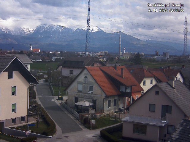 Pogled s postaje proti Krvavcu ob 12:00
