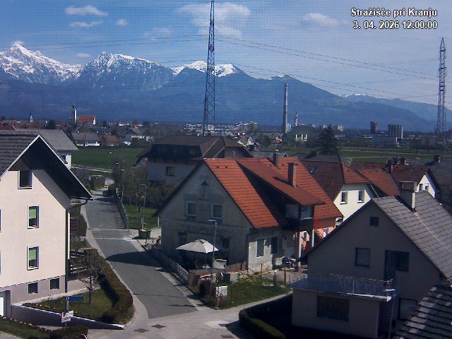 Pogled s postaje proti Krvavcu ob 12:00