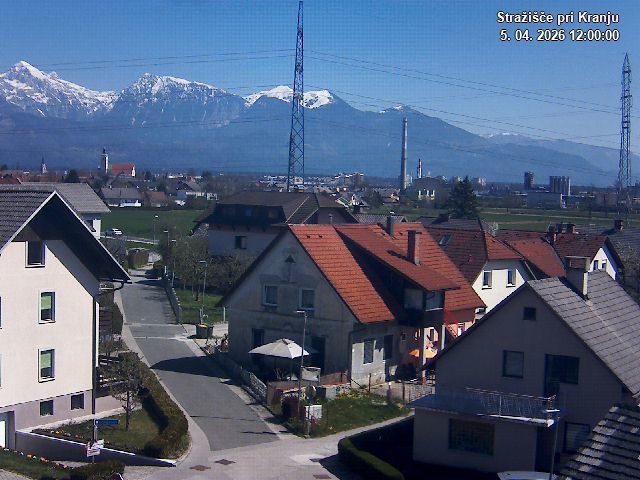 Pogled s postaje proti Krvavcu ob 12:00