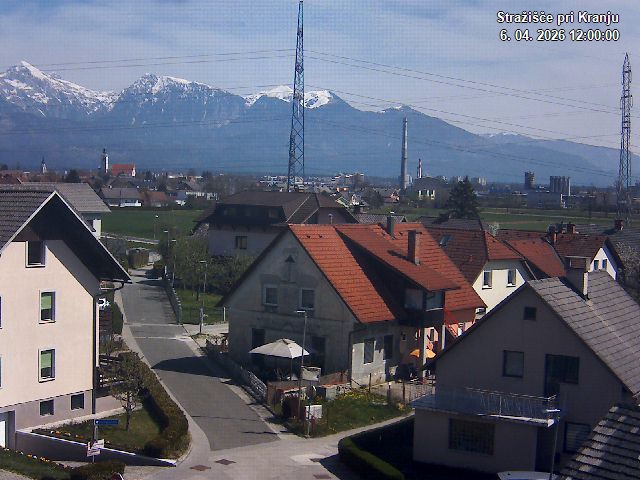 Pogled s postaje proti Krvavcu ob 12:00