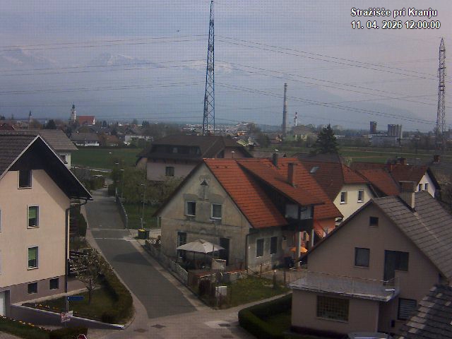 Pogled s postaje proti Krvavcu ob 12:00