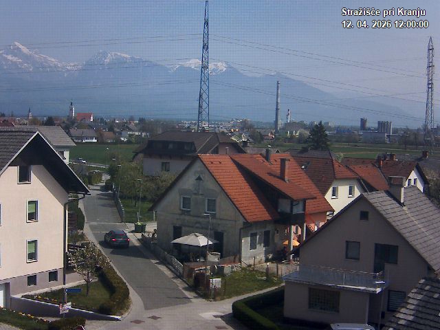 Pogled s postaje proti Krvavcu ob 12:00