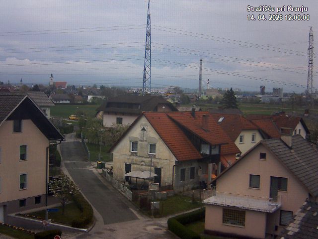 Pogled s postaje proti Krvavcu ob 12:00