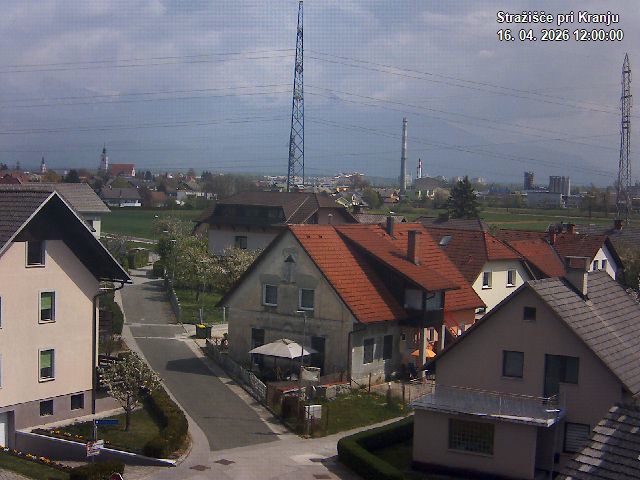 Pogled s postaje proti Krvavcu ob 12:00