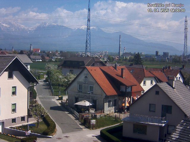 Pogled s postaje proti Krvavcu ob 12:00