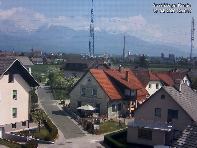 Pogled s postaje proti Krvavcu ob 12:00