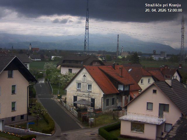 Pogled s postaje proti Krvavcu ob 12:00