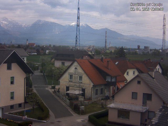 Pogled s postaje proti Krvavcu ob 12:00