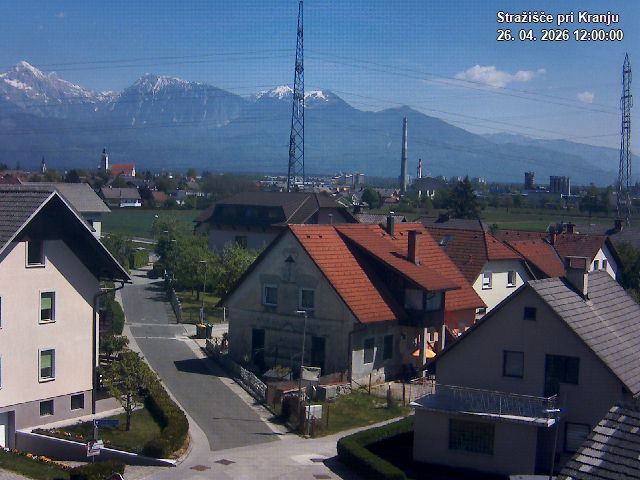 Pogled s postaje proti Krvavcu ob 12:00