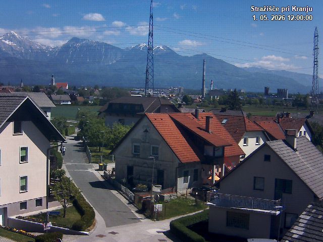 Pogled s postaje proti Krvavcu ob 12:00