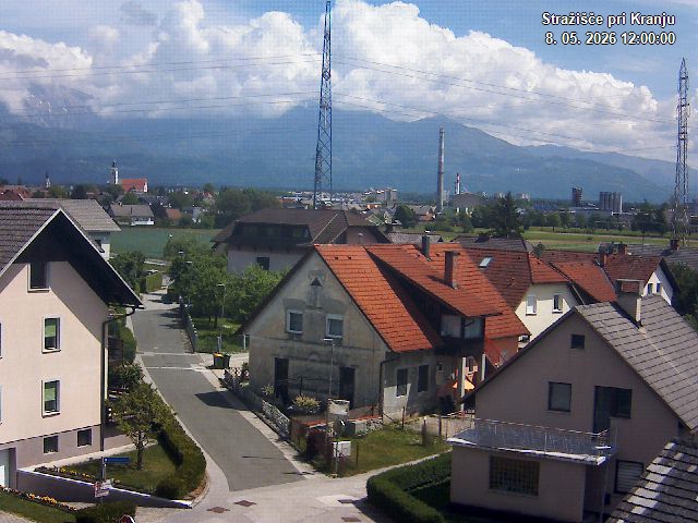 Pogled s postaje proti Krvavcu ob 12:00