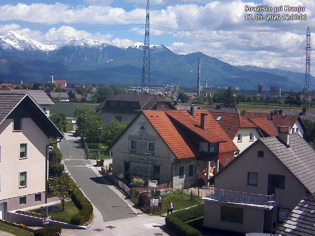 Pogled s postaje proti Krvavcu ob 12:00
