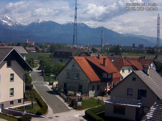Pogled s postaje proti Krvavcu ob 12:00