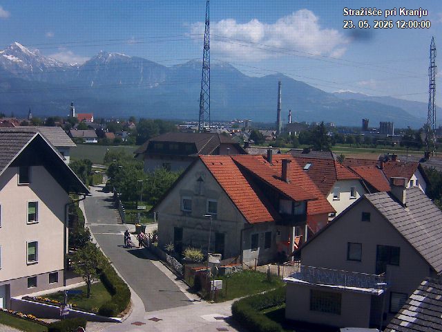 Pogled s postaje proti Krvavcu ob 12:00
