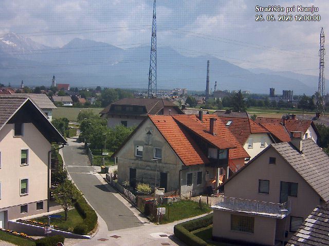 Pogled s postaje proti Krvavcu ob 12:00