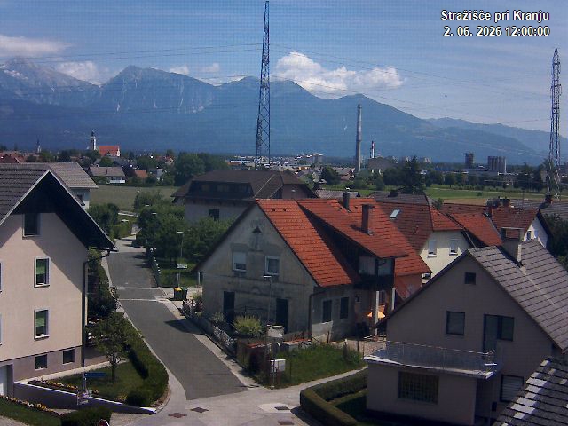 Pogled s postaje proti Krvavcu ob 12:00