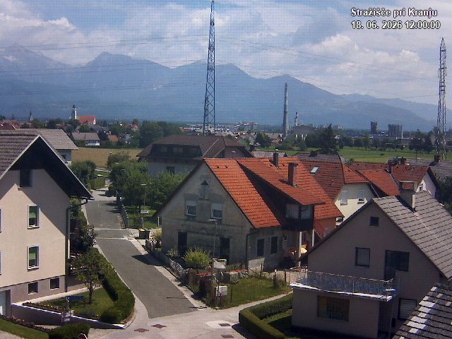 Pogled s postaje proti Krvavcu ob 12:00