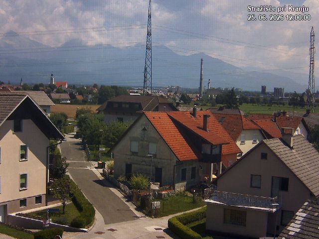 Pogled s postaje proti Krvavcu ob 12:00