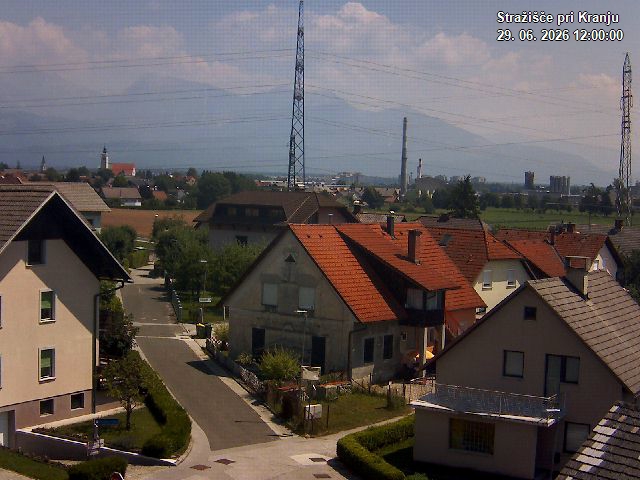 Pogled s postaje proti Krvavcu ob 12:00