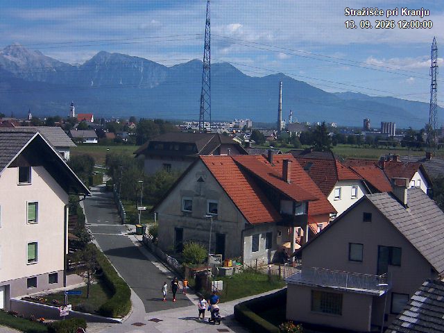 Pogled s postaje proti Krvavcu ob 12:00