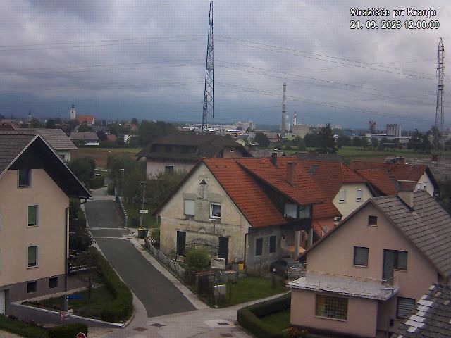 Pogled s postaje proti Krvavcu ob 12:00
