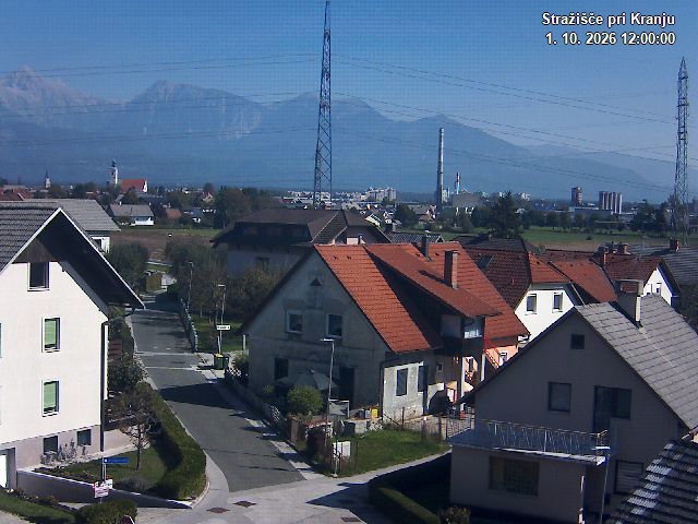 Pogled s postaje proti Krvavcu ob 12:00