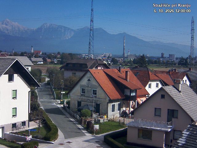 Pogled s postaje proti Krvavcu ob 12:00