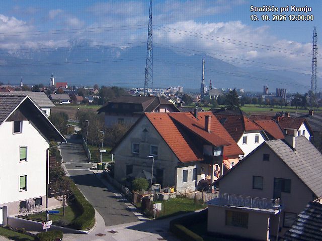 Pogled s postaje proti Krvavcu ob 12:00
