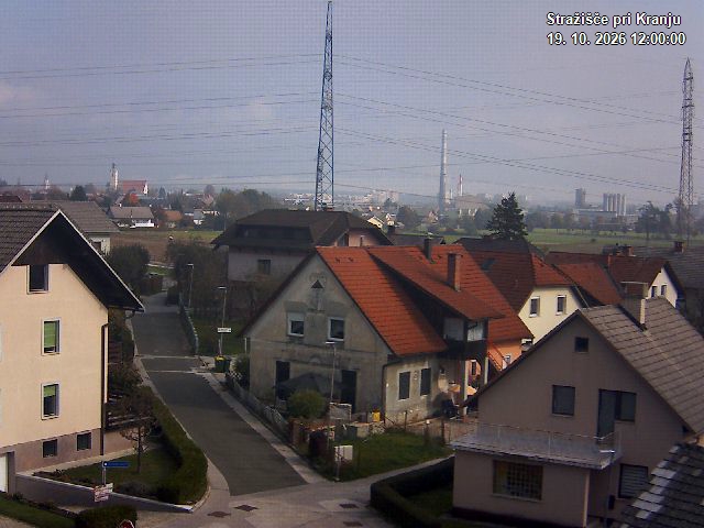 Pogled s postaje proti Krvavcu ob 12:00