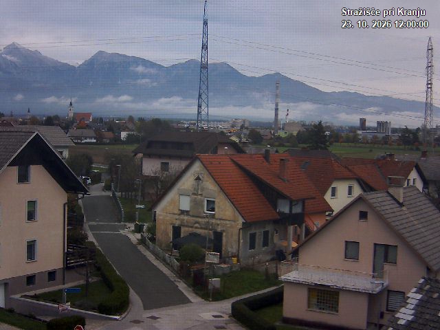 Pogled s postaje proti Krvavcu ob 12:00
